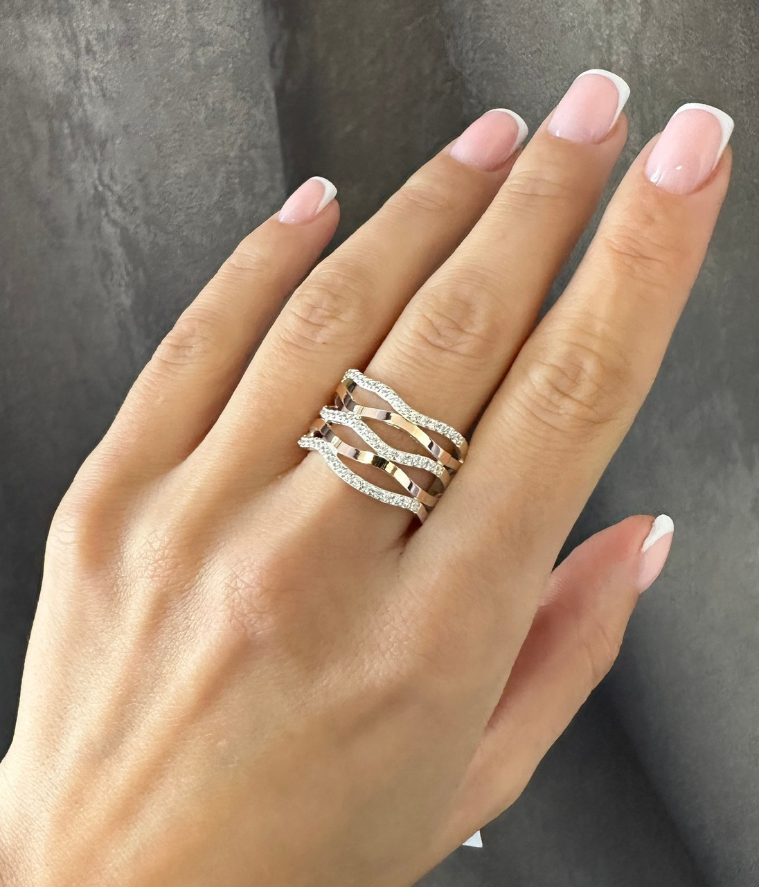 Широка срібна каблучка з розсипом білих фіанітів і з золотою вставкою Юстіна, фото 1