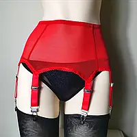 Жіночий пояс червоного кольору з дрібної сітки із залізною фурнітурою.