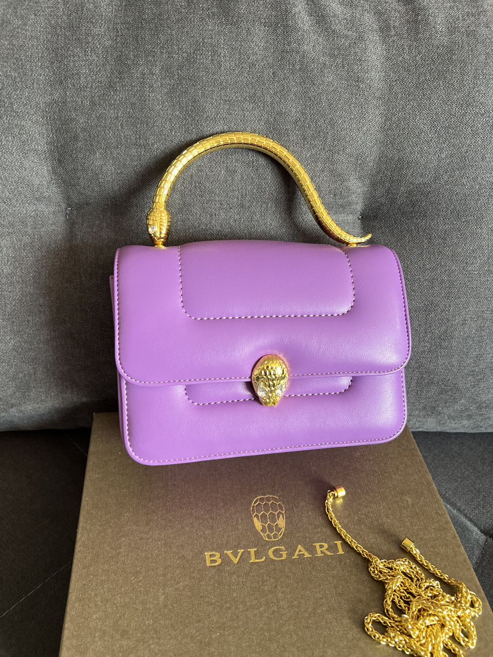 Елегантна жіноча сумочка BVLGARI натуральна шкіра з ручкою брендова сумка крос боді на ланцюжку через плече, фото 1