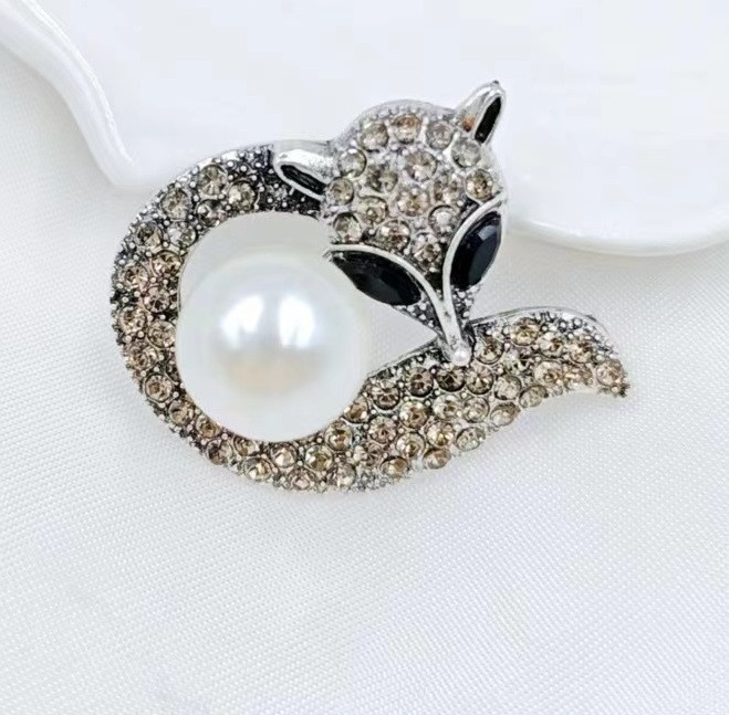 Ніжна броша квіти "Лис сірі стрази" 3*2.6см. для жінок, для костюма, броша шпилька на комірі, фото 1