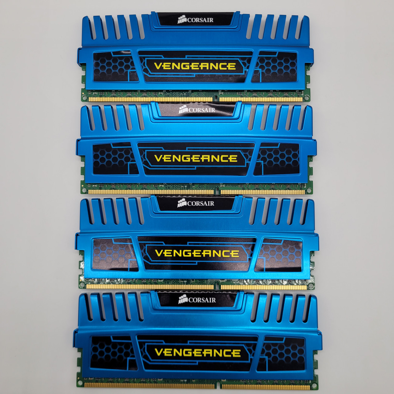 Комплект оперативної пам'яті Corsair Vengeance DDR3 32Gb (4x8GB) 1600MHz PC3-12800U 2R8 CL10 (CMZ16GX3M2A1600C10B) Б/В