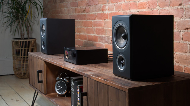 NAD C 700 V2 підсилювач Hi-Fi з функцією аудіо стрімера BluOS