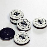 Гудзик круглий глянцевий білий з темно-синім декором квітка 12мм, фото 3