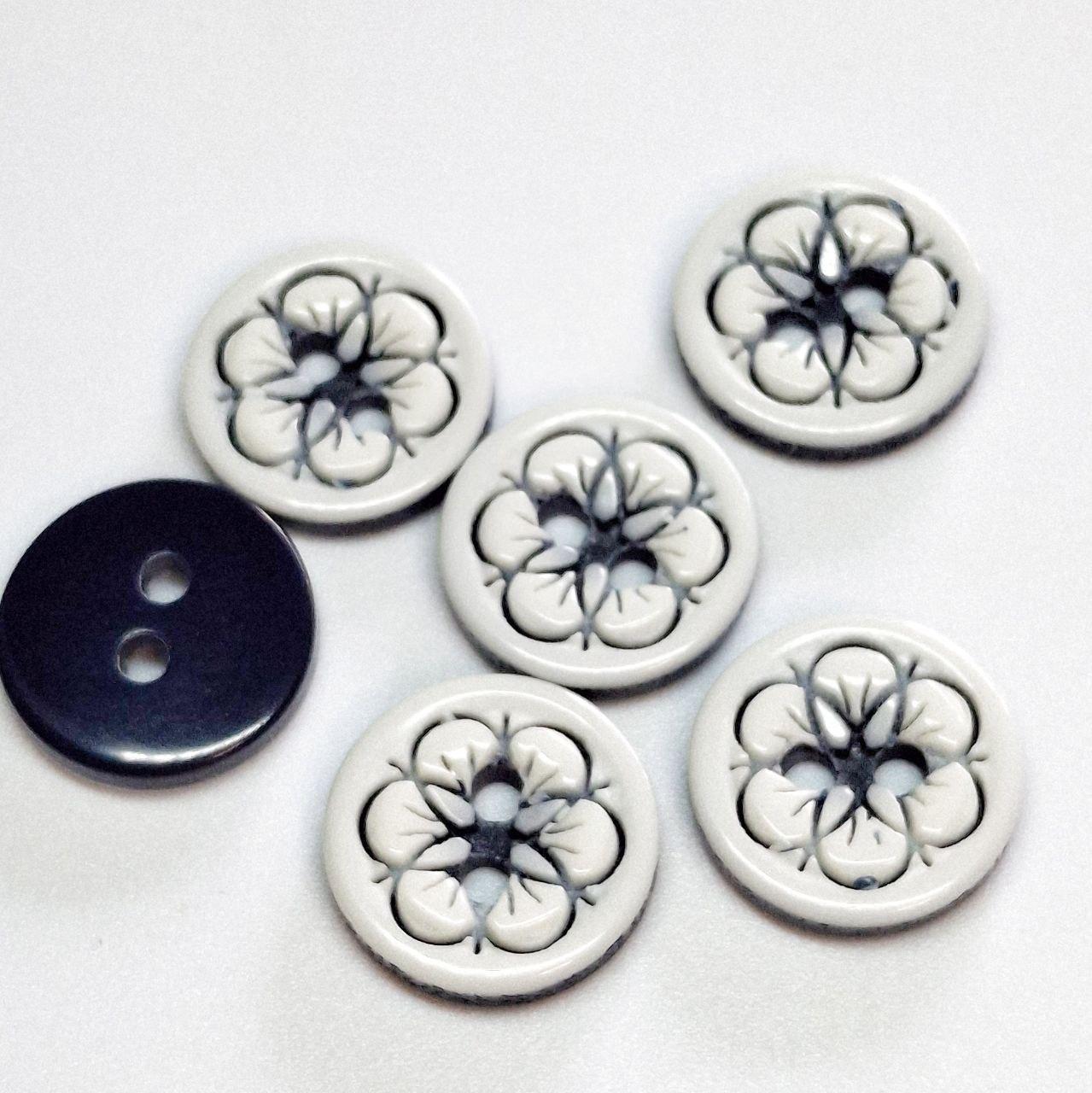 Гудзик круглий глянцевий білий з темно-синім декором квітка 12мм, фото 1