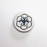 Гудзик круглий глянцевий білий з темно-синім декором квітка 12мм, фото 2