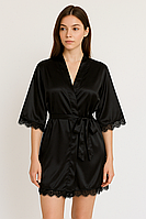 Жіночий атласний домашній халат чорний з мереживом і поясом на запах