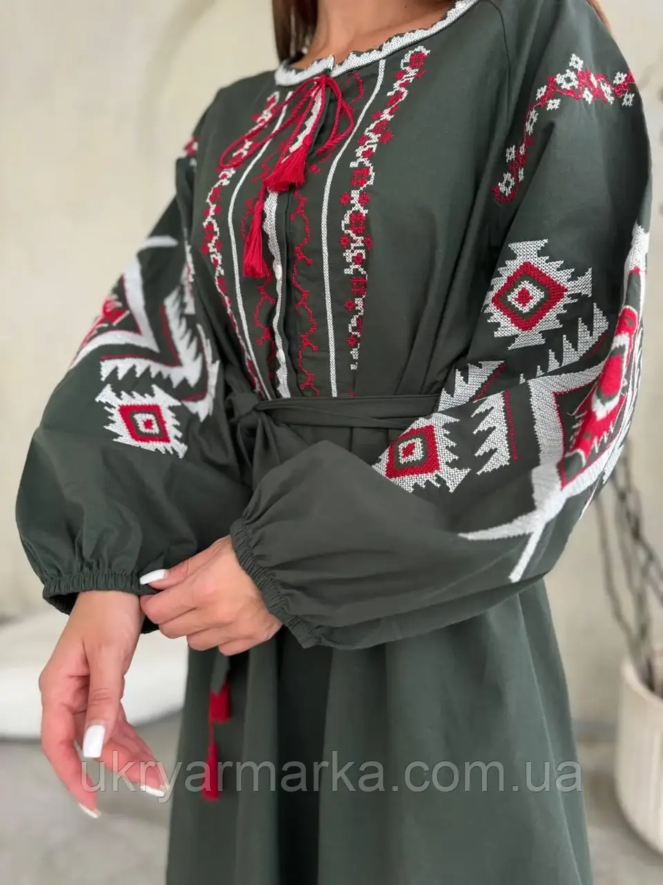 Сукня хакі з яскравою вишивкою "Шарліз" оверсайз до великих розмірів