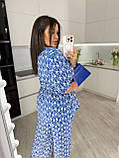 Синій жіночий прогулянковий костюм зі штапелю з принтом батал, фото 8