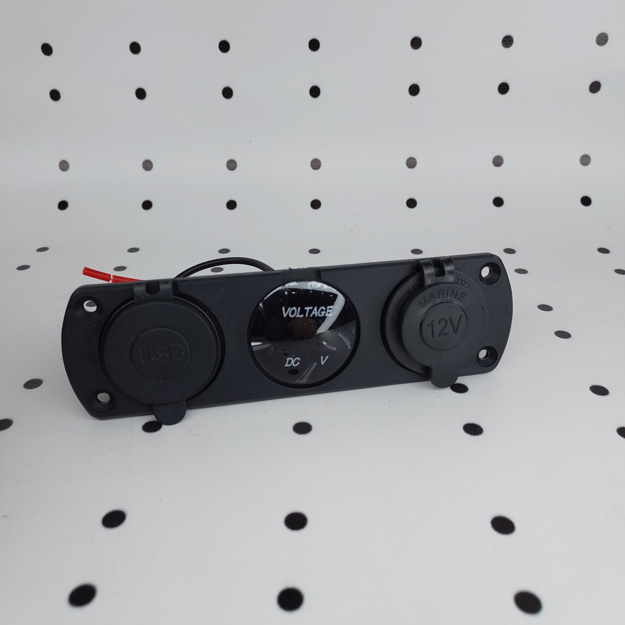Автомобільна зарядка з двома USB-портами розеткою прикурювача та цифровим дисплей