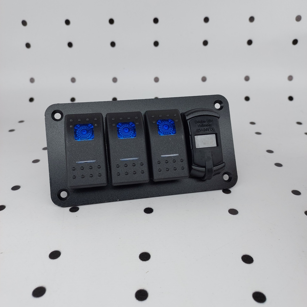 Панелі з 3 перемикачами, двома USB-портами та цифровим вольтметром.