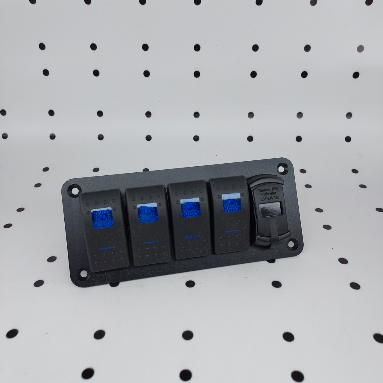 Панелі з 4 перемикачами, двома USB-портами та цифровим вольтметром.