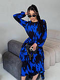 Синє плаття з чорним принтом з американського крепу з поясом на гумці, фото 3
