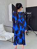Синє плаття з чорним принтом з американського крепу з поясом на гумці, фото 4