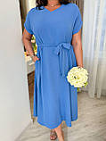 Синє вільне літнє плаття міді з поясом із жатого крепу батал, фото 3