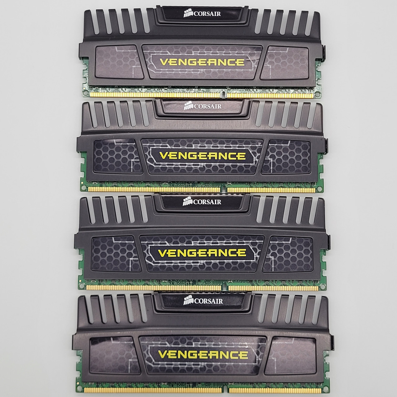 Комплект оперативної пам'яті Corsair Vengeance DDR3 32Gb (4x8Gb) 1600MHz PC3-12800U 2R8 CL9 (CMZ32GX3M4A1600C9) Б/В