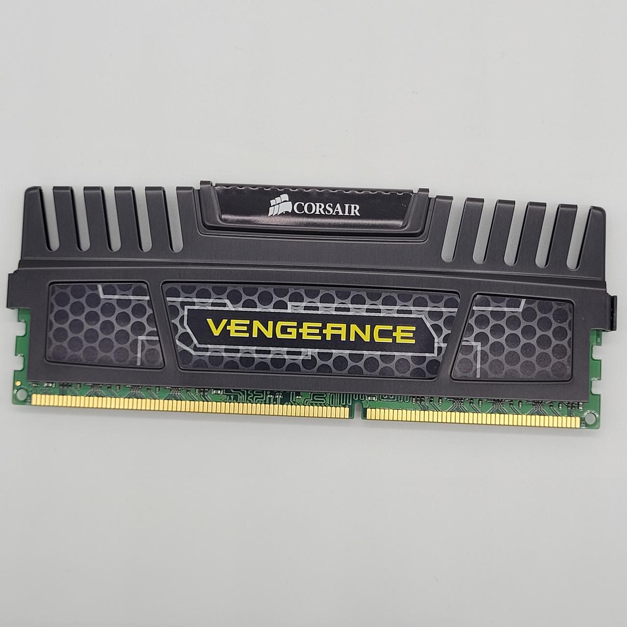 Ігрова оперативна пам'ять Corsair Vengeance DDR3 8Gb 1600MHz PC3-12800U 2R8 CL9 (CMZ32GX3M4A1600C9) Б/В