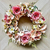 Інтер'єрний вінок на двері з штучних квітів Ніжність: троянда, гортензія, космея і керамічні зайчики, 35 см