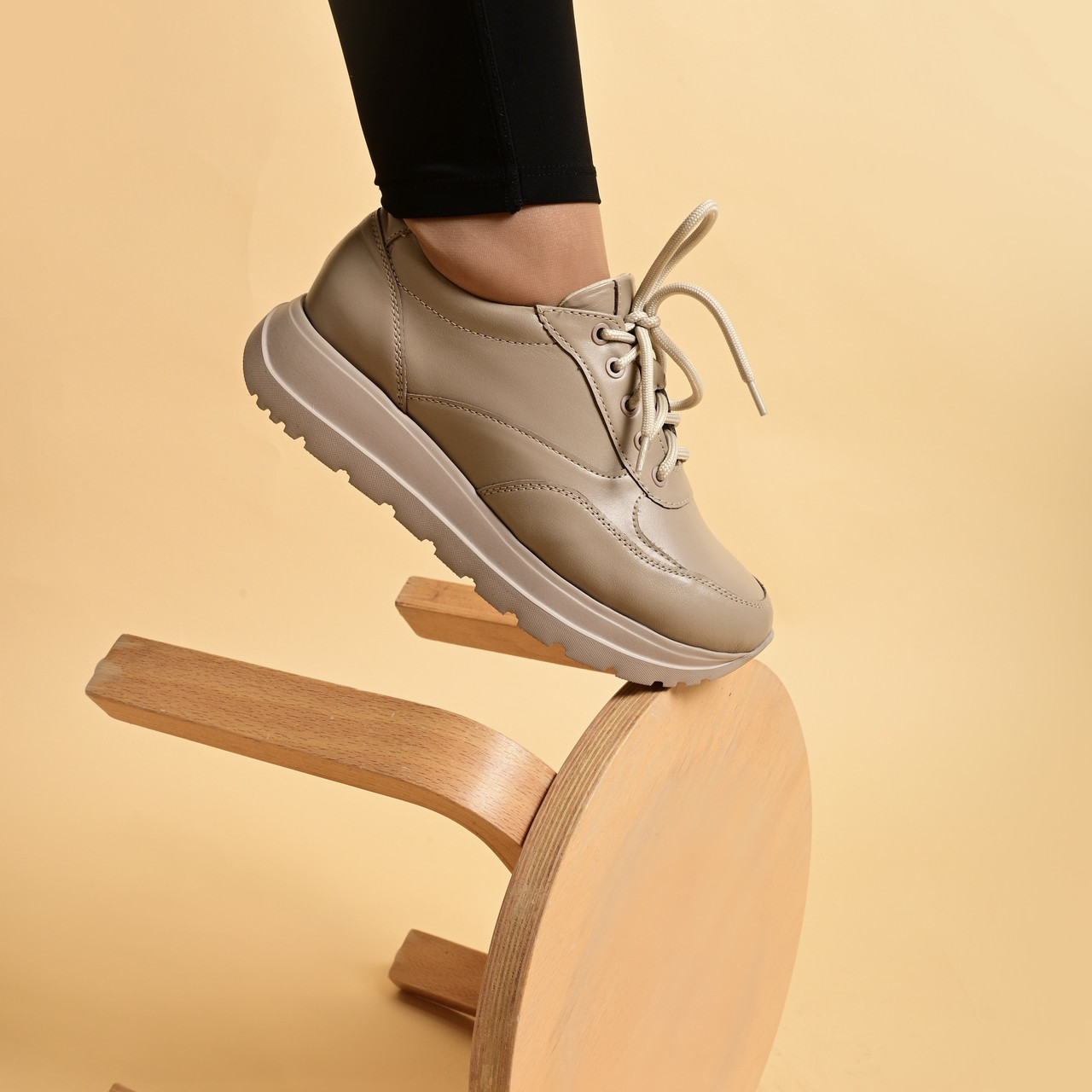Кросівки жіночі зі шкіри бежевого кольору “Style Shoes”