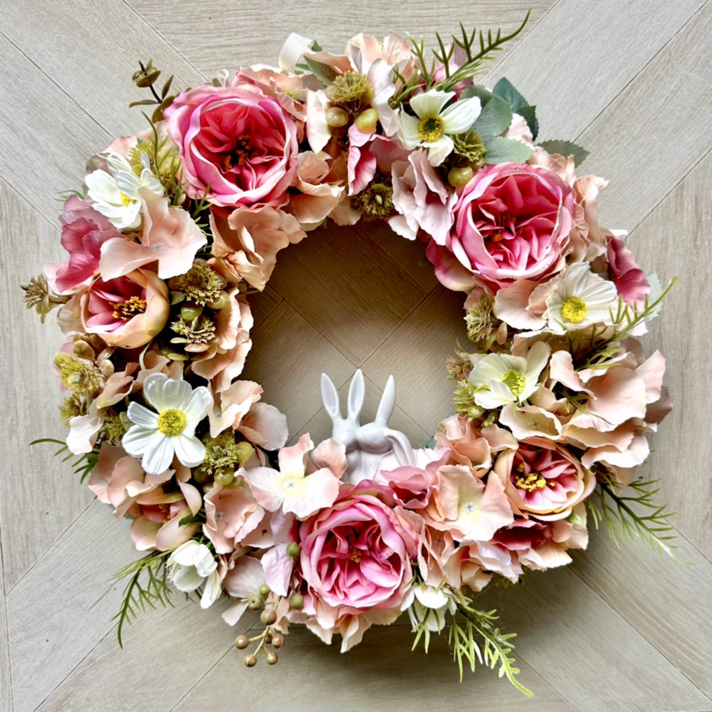 Інтер'єрний вінок на двері з штучних квітів Ніжність: троянда, гортензія, космея і керамічні зайчики, 35 см, фото 1