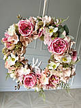 Інтер'єрний вінок на двері з штучних квітів Ніжність: троянда, гортензія, космея і керамічні зайчики, 35 см, фото 6