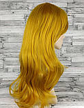 Перука жовта довга хвиляста з довгим чубчиком жіноча для жінок 60см зі штучного волосся, фото 3