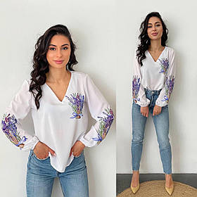 Біла жіноча блуза із софту з принтом лаванда
