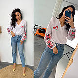 Біла жіноча блуза із софту з принтом маки та український орнамент, фото 2