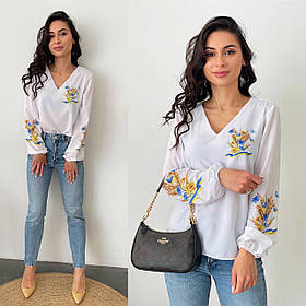 Біла жіноча блуза із софту з патріотичним принтом