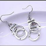 Жіночі сережки наручники з написом Freedom/ Свобода, колір срібло з чорнуванням, фото 2