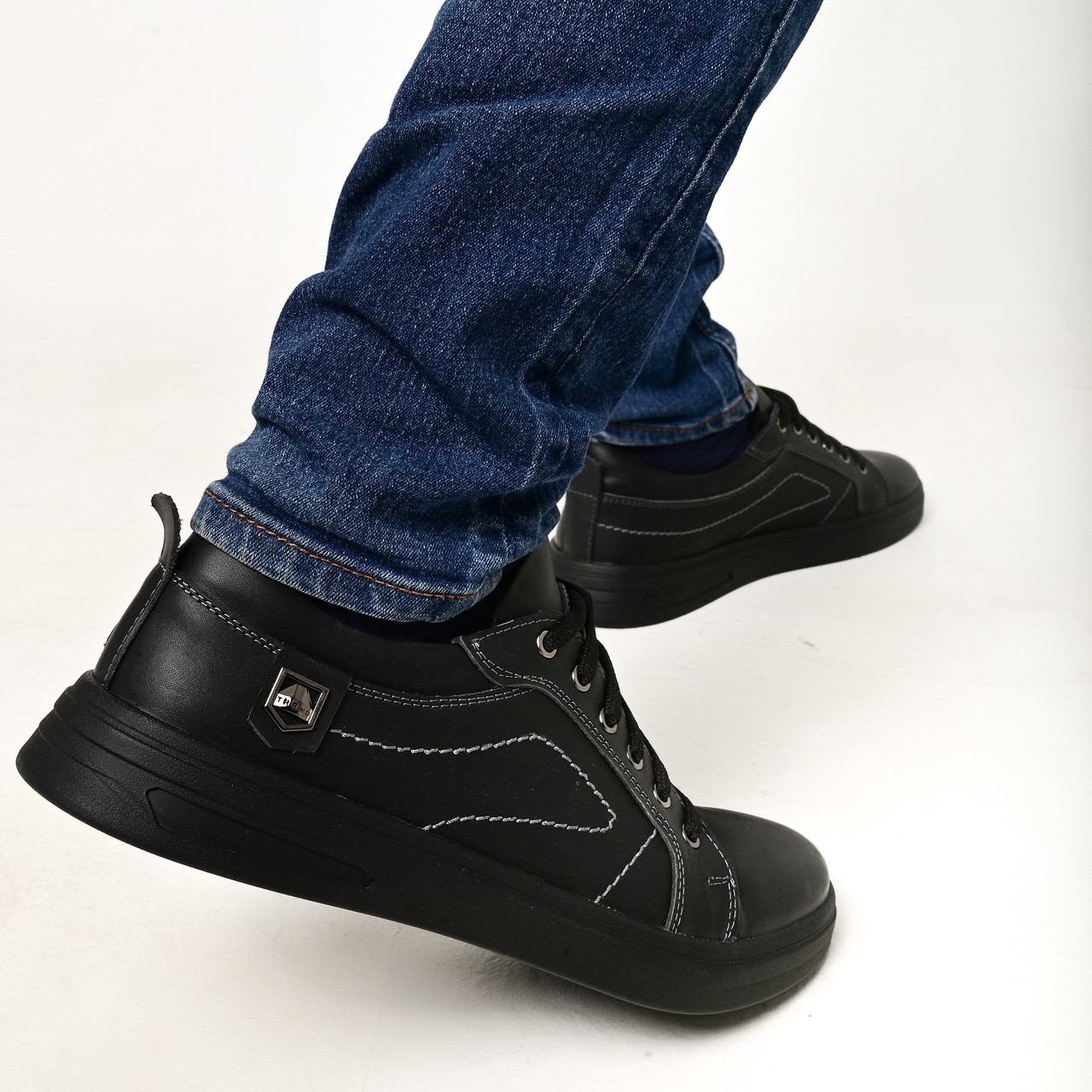 Чоловічі кеди з натуральної шкіри чорного кольору на шнурівці «Style Shoes» 40