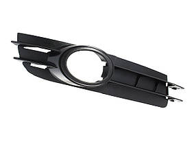 Audi A6 04-08 бензин передня решітка у бампер з протівотуманкамі п