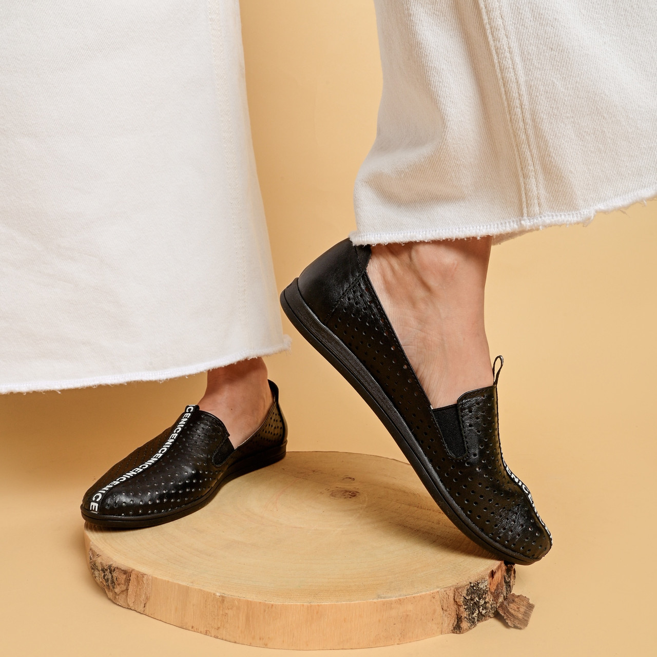 Літні балетки з пефорацією чорного кольору "Style Shoes"