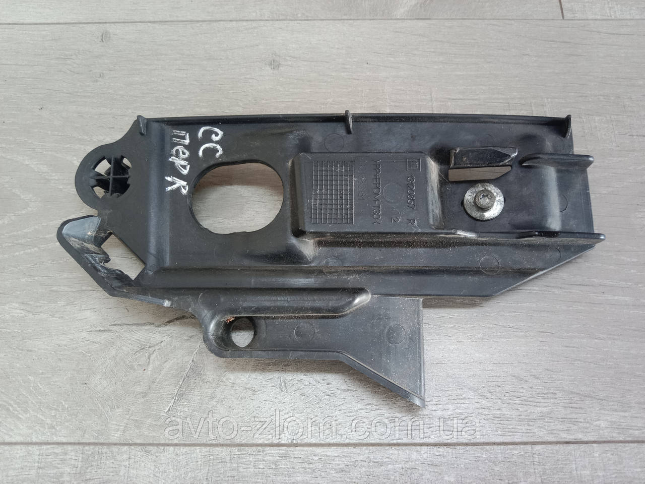 Кронштейн переднього бампера Opel Combo C, Corsa C, Опель Комбо Ц, Корса Ц. Правий. 13120857., фото 1