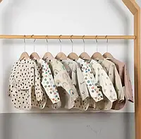 Слюнявчик фартух с рукавами, абсолютно не промокает, сделан с эко-кожи