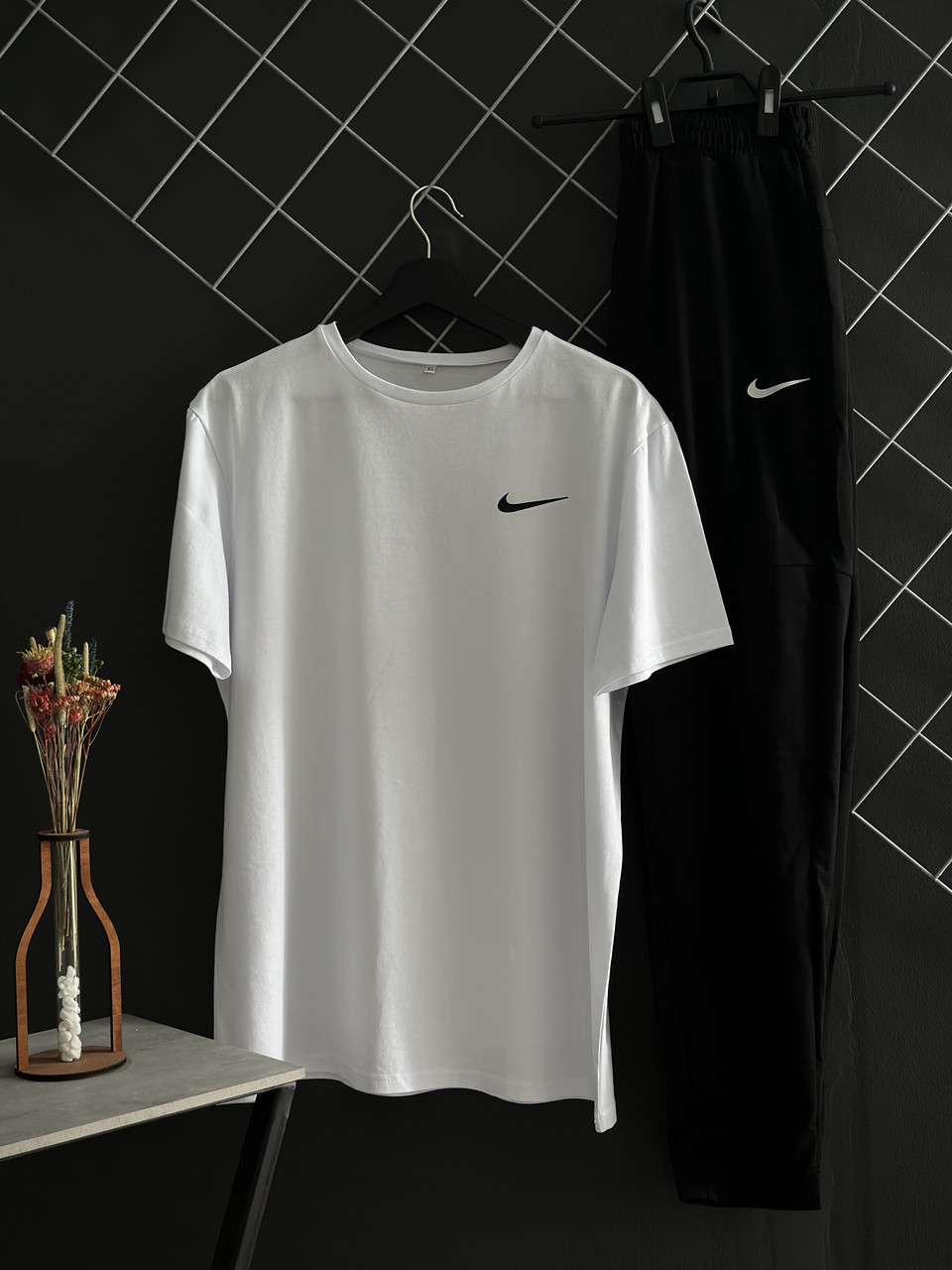 Чоловічий літній комплект Nike чорні штани біла футболка Найк