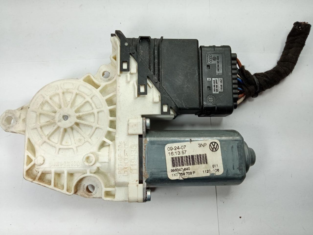 Мотор склопідйомника Volkswagen 998 347-640 / 998347640 / 3NP / 1K0 059 703 P / 1K0059703P