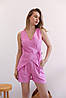 Рожевий лляний літній костюм-двійка: елегантний жилет з красивою шнурівкою і зручні шорти в тон, фото 6