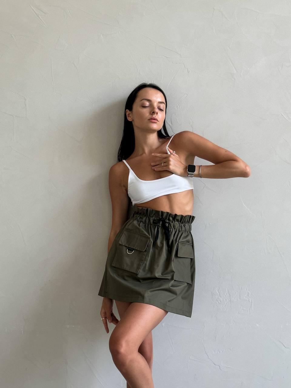 Жіноча стильна спідниця-карго із щільного котону із завищеною посадкою з накладними кишенями Колір Хакі, фото 1