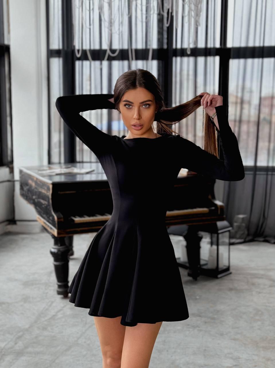 Чорна стримана приталена мінімалістична міні сукня з креп-дайвінгу з пишною спідницею, що летить, фото 1