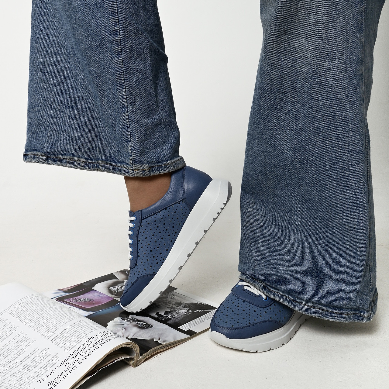 Жіночі кросівки з перфорованої шкіри синього кольору “Style Shoes”