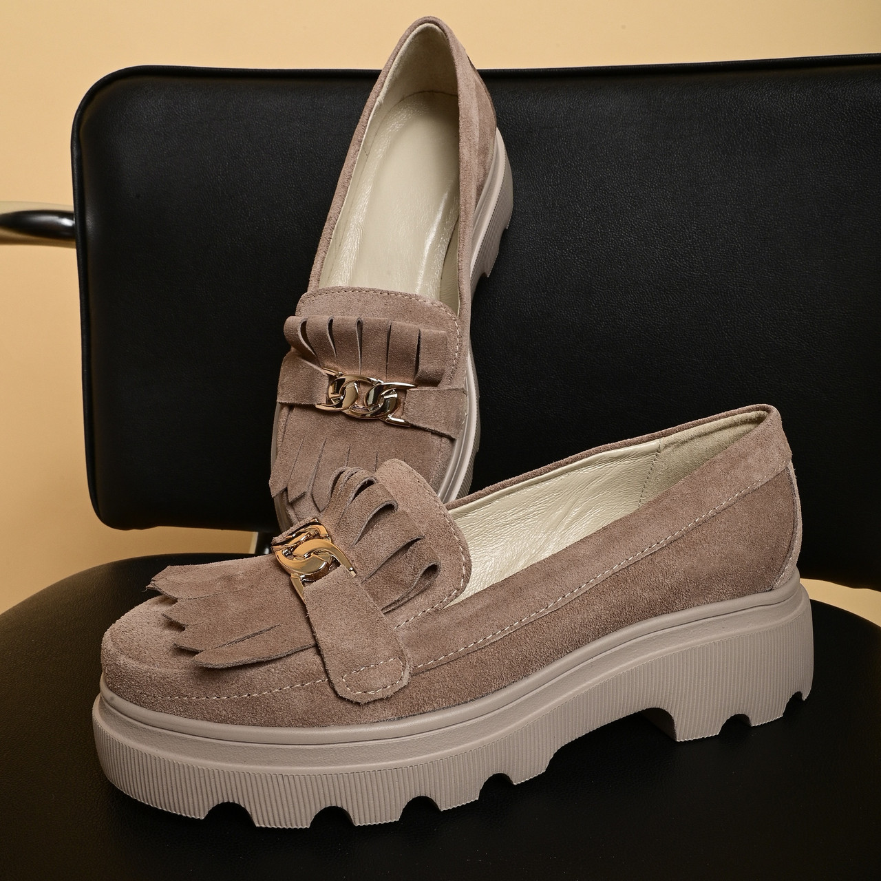 Лофери жіночі з натуральної замшевої шкіри бежевого кольору “Style Shoes”