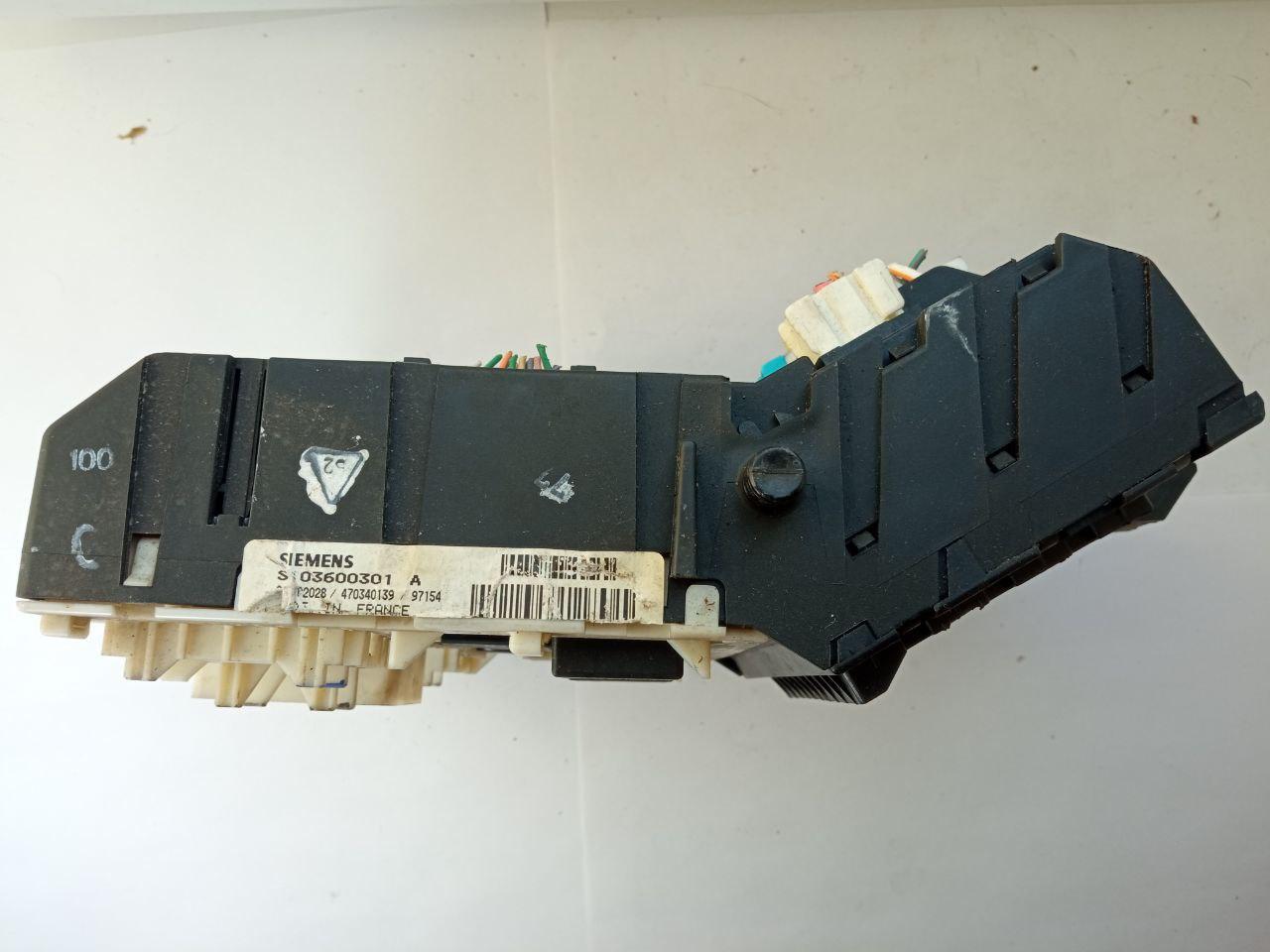 Електронний блок запобіжників Renault Megane Siemens S103600301A / 770329786J