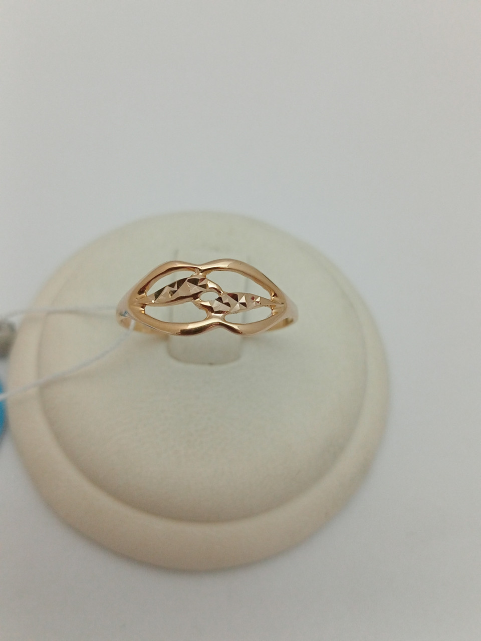 Золоте кільце з алмазною гранню