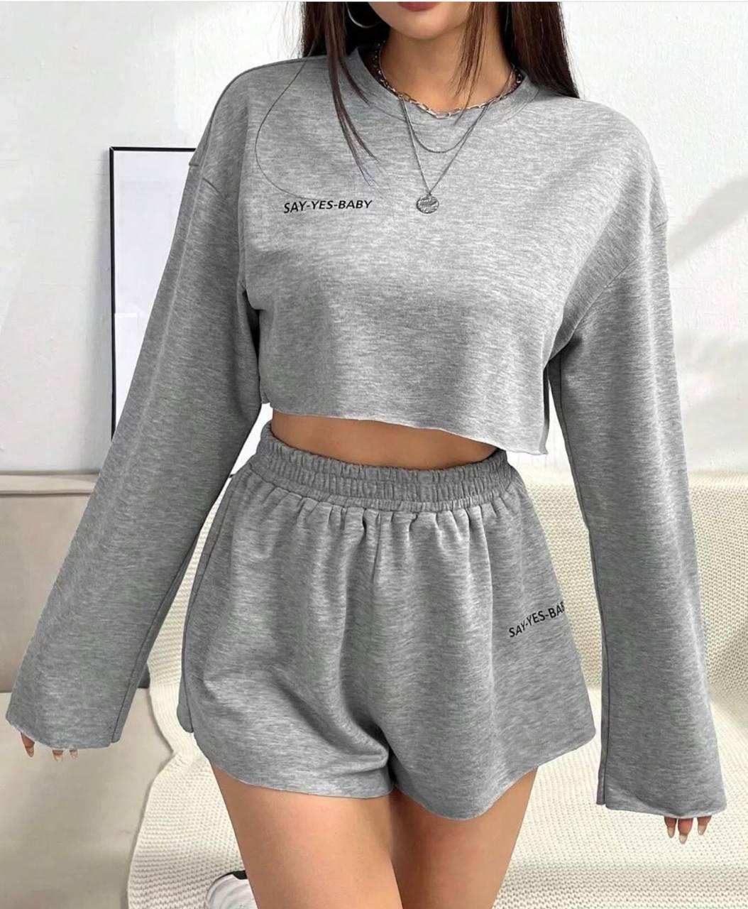 Світло-сірий жіночий прогулянковий повсякденний костюм-двійка з двонитки: короткі Шорти та вкорочена Кофта, фото 1