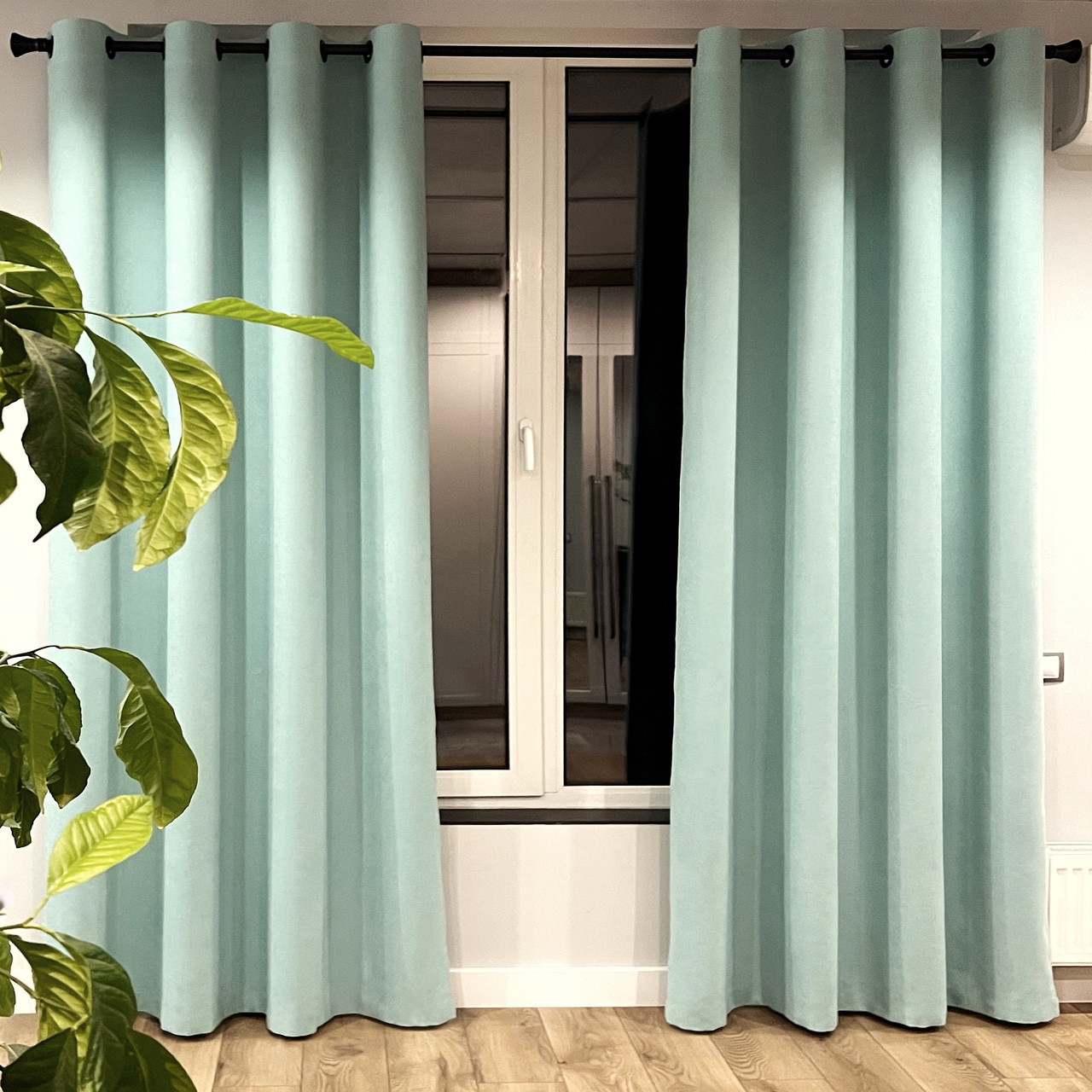 Комплект штори на чорних люверсах 2 шт 140х250 см мікровелюр Світло-бірюзовий, фото 1