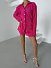 Малиновий жіночий базовий стильний костюм-двійка тканина гофре: Шорти та Сорочка з ідеальною посадкою, фото 3