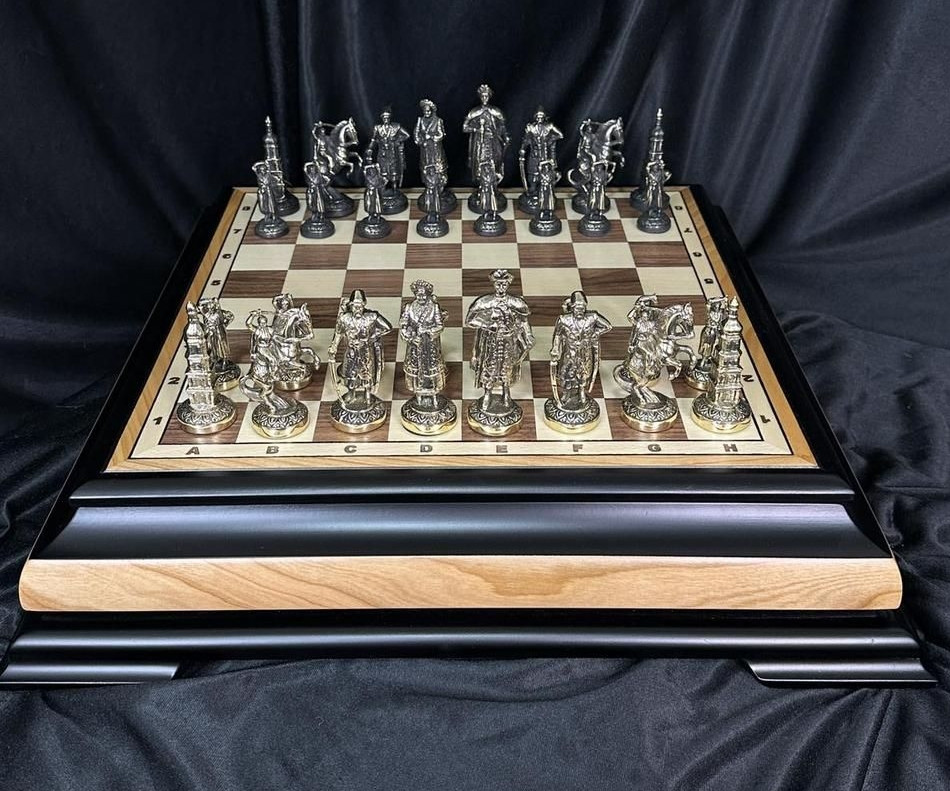 Дорогий подарунковий набір бронзових шахів "Козацьке військо" з дошкою із цінних деревних порід.