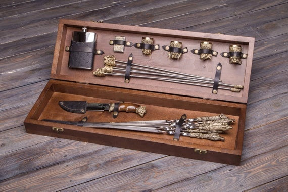 Подарунковий набір шампурів з аксесуарами "Успішне полювання" в кейсі з дерева