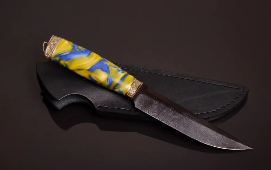 Подарунковий ніж із дамаської сталі з руків'ям в патріотичних кольорах