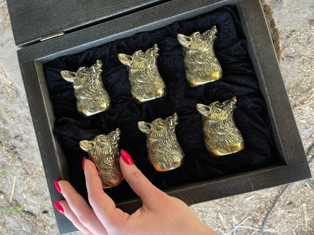 Стопки подарункові з бронзи "Кабани" у футлярі з іменним гравіюванням, фото 1